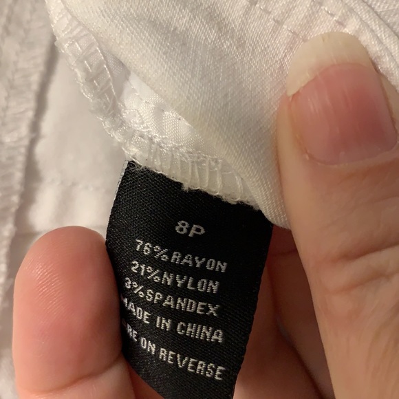 Size 8P Briggs white Capri pants. Perfect for Spring and Summer! - Picture 3 of 3